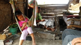 Mak Edon (60), Warga desa Blandongan, Banjar Harjo, Brebes, Jateng sedang menenun ditemani oleh cucunya | dokpri