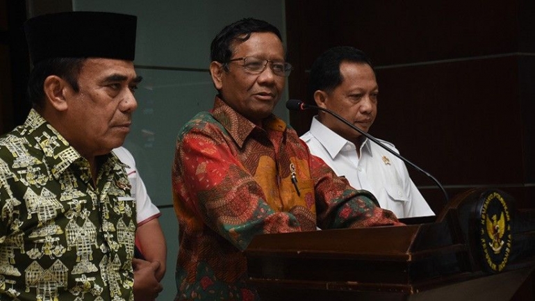 Mahfud MD didampingi Tito Karnavian dan Fachrul Razi kala menjelaskan status FPI. Foto | Antara