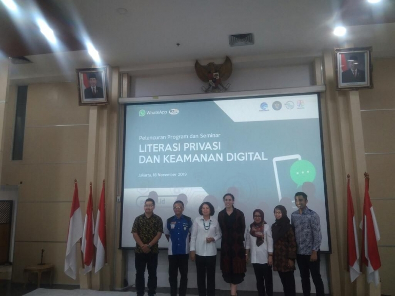 Sesi Foto Bersama Seluruh Pihak dalam Peluncuran Program Literasi Privasi dan Keamanan Digital. Dok. Pribadi