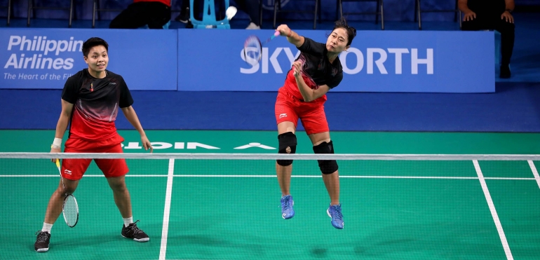 Ni Ketut Mahadewi (melakukan smash) dan Apriani Rahayu, dipaksa bermain rubber game oleh ganda putri Vietnam/Foto: badmintonindonesia.org