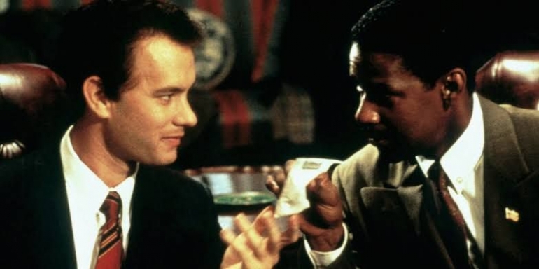 Tom Hanks berperan sebagai Andrew yang mengalami diskriminasi akibat ODHA (sumber: intofilm.org)