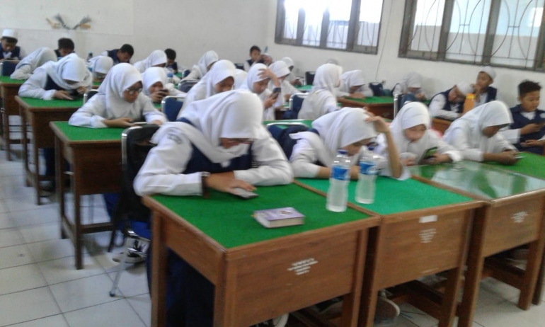 Siswa SMPN 1 Cirebon saat simulasi PAS berbasis gawai. Dokumen Kasniri