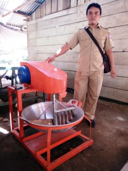 Pak Roy penyuluh KPH unit V Boalemo menyerahkan alat untuk membuat gula semut (Dokpri)