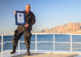 Gambar 1. Ahmed Gabr, penyelam asal Mesir dengan rekor menyelam sejauh 332 m di Laut Merah lepas pantai dari Dahab, Mesir. Sumber: (Janela 2014:1)
