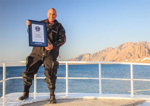 Gambar 1. Ahmed Gabr, penyelam asal Mesir dengan rekor menyelam sejauh 332 m di Laut Merah lepas pantai dari Dahab, Mesir. Sumber: (Janela 2014:1)