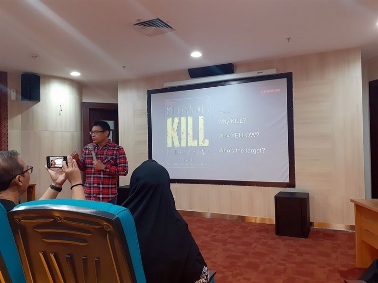 Pak Siwo sedang menjelaskan sampul buku "Millenials Kill Everything" (dokumentasi pribadi)