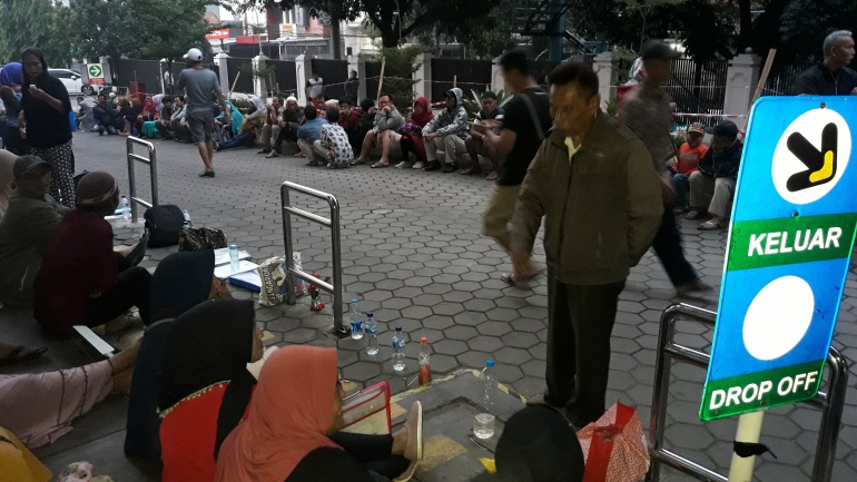 Tetap ceria dan bersenda gurau meski antrian yang mengular(dokpri)