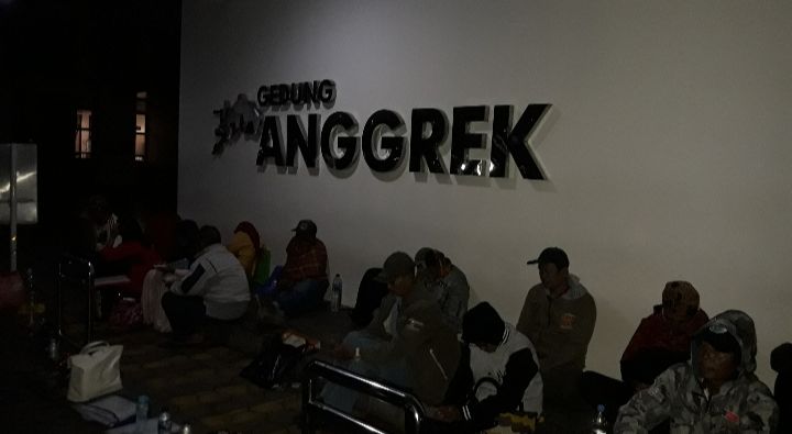 Gedung Anggrek dinihari yang sudah dipadati orang yang antri(dokpri)