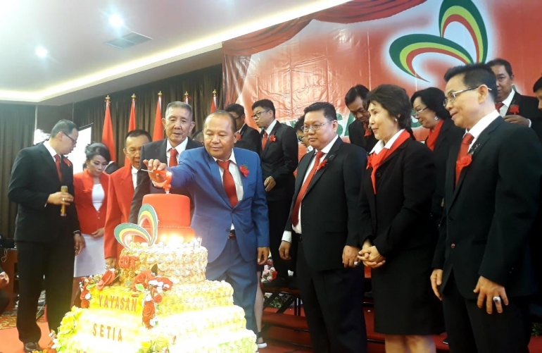 Dewan Penasihat YSN Suhu Wongso Sugiman menyalakan lilin kue ulang tahun/Foto: Istimewa