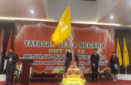 Ketua Umum YSN, Djong Hermanto mengibarkan bendera pataka YSN/Foto: Istimewa