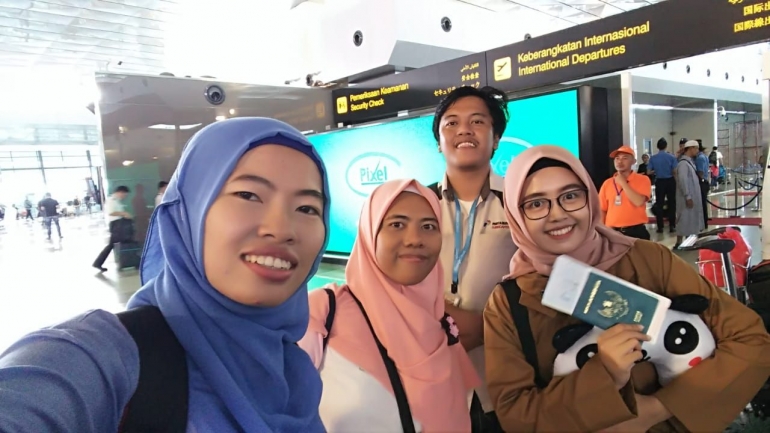 Melepas Kepergian Sebagian Peserta Connect Live 2019 dari Indonesia (Nyai Nurjanah, Heni, Cindy Yanci)/dokpri