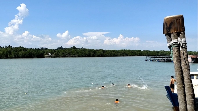 Peserta Mengejar Bebek dalam Acara Syukuran Tahunan Gunung Papan (Dokumentasi Pribadi)