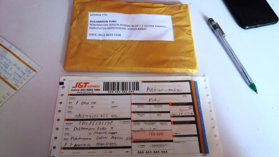 Paket logistik berisi buku siap dikirim ke Manokwari, Papua Barat