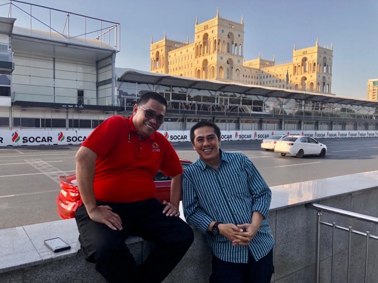 Berlatar belakang sirkuit Baku, yang digunakan balapan F1, di Azerbaijan, saya dan Deng Ical menikmati sore yang sejuk di pusat kota, di tepi danau Laut Kaspia, Juni 2019 lalu.