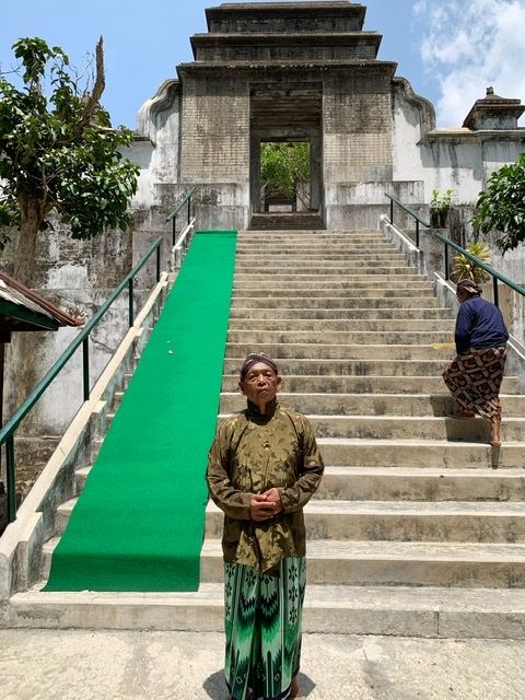 Pemandu wisata di Kompleks Pemakaman Saptarenggo yang terdapat makam Sultan Hamengkubuwono VII-IX, dan keluarga | Dokpri