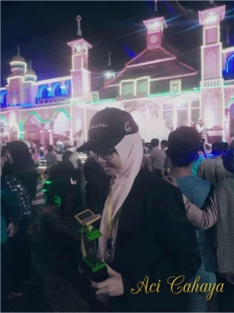 Aci Cahaya setelah menerima piala di malam penutupan MTQ Riau ke-38 Kampar 2019. (Dok. Istimewa)