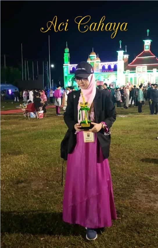 Aci Cahaya setelah menerima piala di malam penutupan MTQ Riau ke-38 Kampar 2019. (Dok. Istimewa)