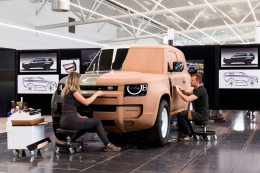 Clay Modelling pada mobil Land Rover Devender generasi terbaru. [sumber: carbodydesign.com]