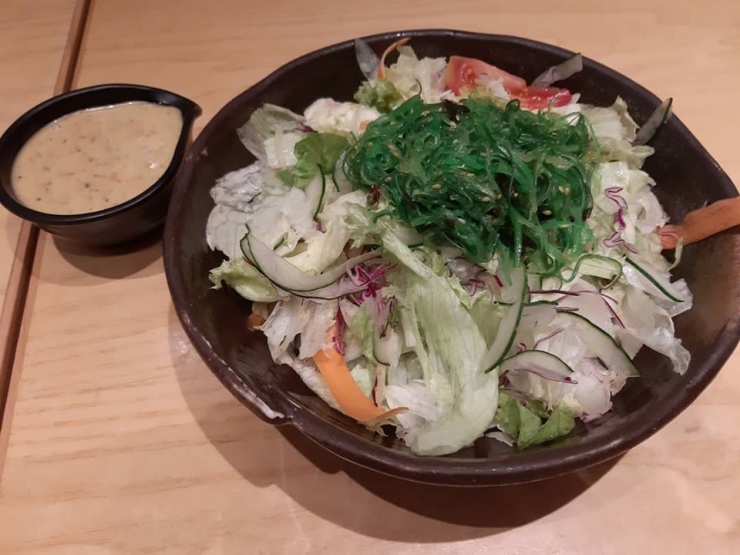 Wakame Salad, Salad dengan topping rumput laut (dokpri)