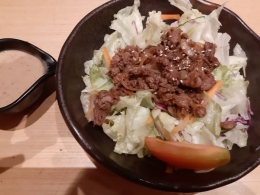 Yakiniku salad, salad dengan topping daging (dokpri)