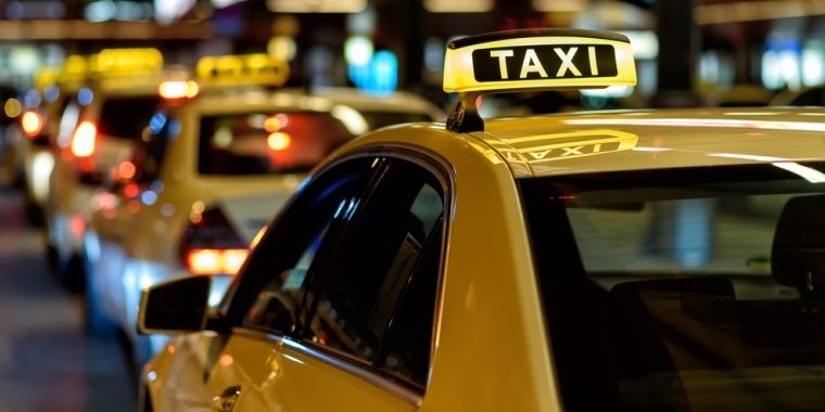 Salah satu bentuk penipuan turis asing (travel scam) sering dilakukan oleh oknum supir taksi. Sumber: shutterstock.com