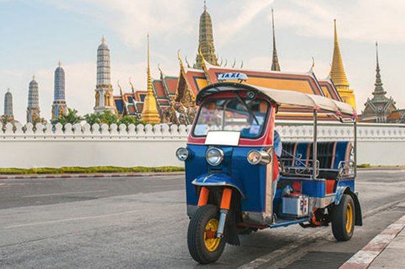 Praktik penipuan turis juga seringkali terjadi saat menyewa kendaraan khas Thailand, Tuktuk. Sumber: klasika.kompas.id 