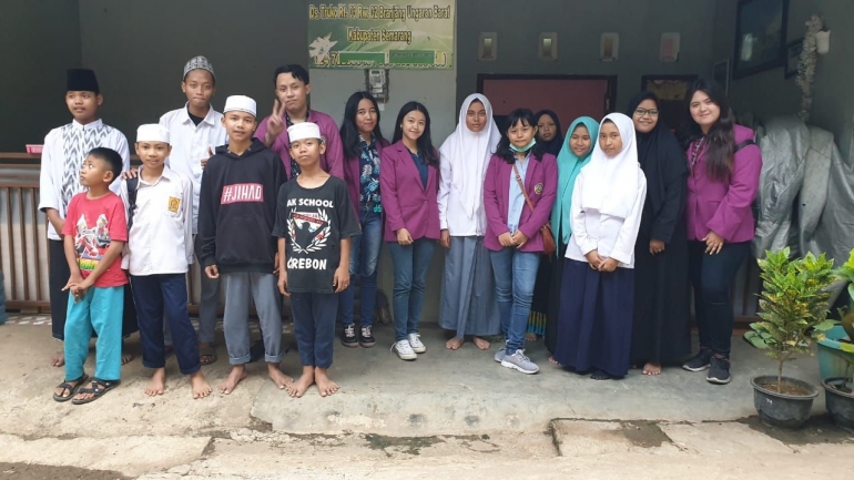 Foto Mahasiswa Unika Soegijapranata bersama anak-anak Panti Asuhan Al Harun