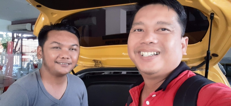 Mas Kukuh (Pengemudi Grab Mobil yang Terdaftar) yang mengantarkan saya di Semarang -- DokPri.