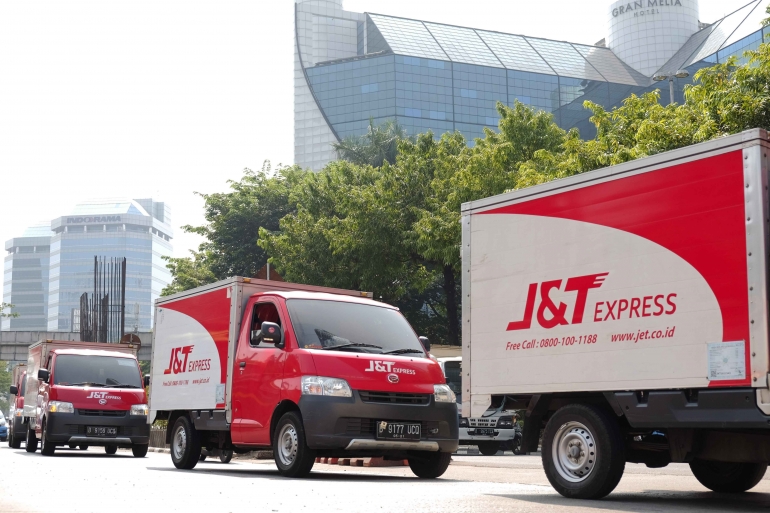 J&T Express (http://www.jet.co.id/news/show/konvoi-lebih-dari-50-km,-pasukan-j&t-express-merahkan-jakarta)