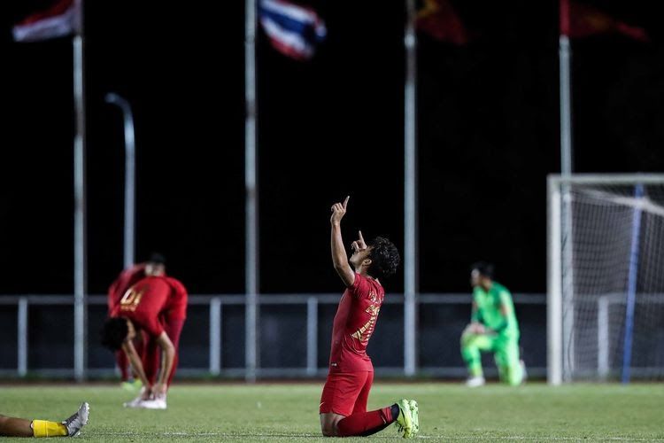 Osvaldo Haay mengucap syukur atas keberhasilan Timnas Indonesia meraih kemenangan atas Brunei Darussalam. (Kompas.com/Garry Lotulung)