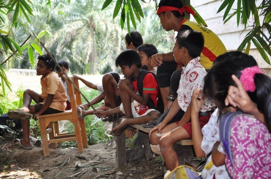 Foto 2. Anak-anak Batin Sembilan yang mengikuti FGD (focus group discussion) untuk mendapatkan pendapat dan pengalaman mereka dengan perubahan sekolah informal (Sekolah Keliling) ke sekolah formal (Kelas Jauh) di Simpang Macan Dalam, Desa Bungku (Dokpri).