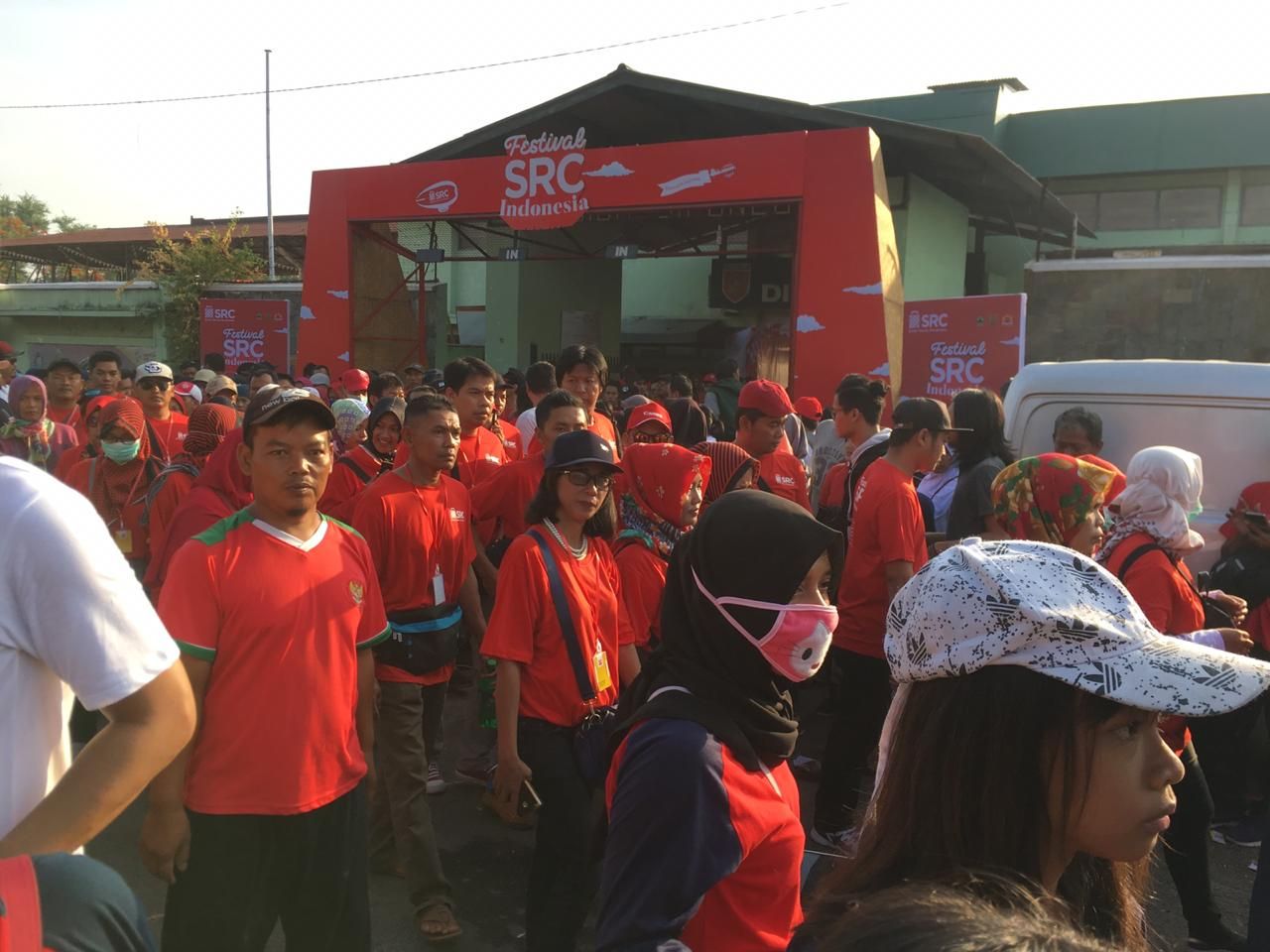 Acara diawali dengan jalan santai, yang tiket pendaftarannya dengan menukarkan botol air mineral. Festival ini ikut peduli lingkungan. (Dokpri).
