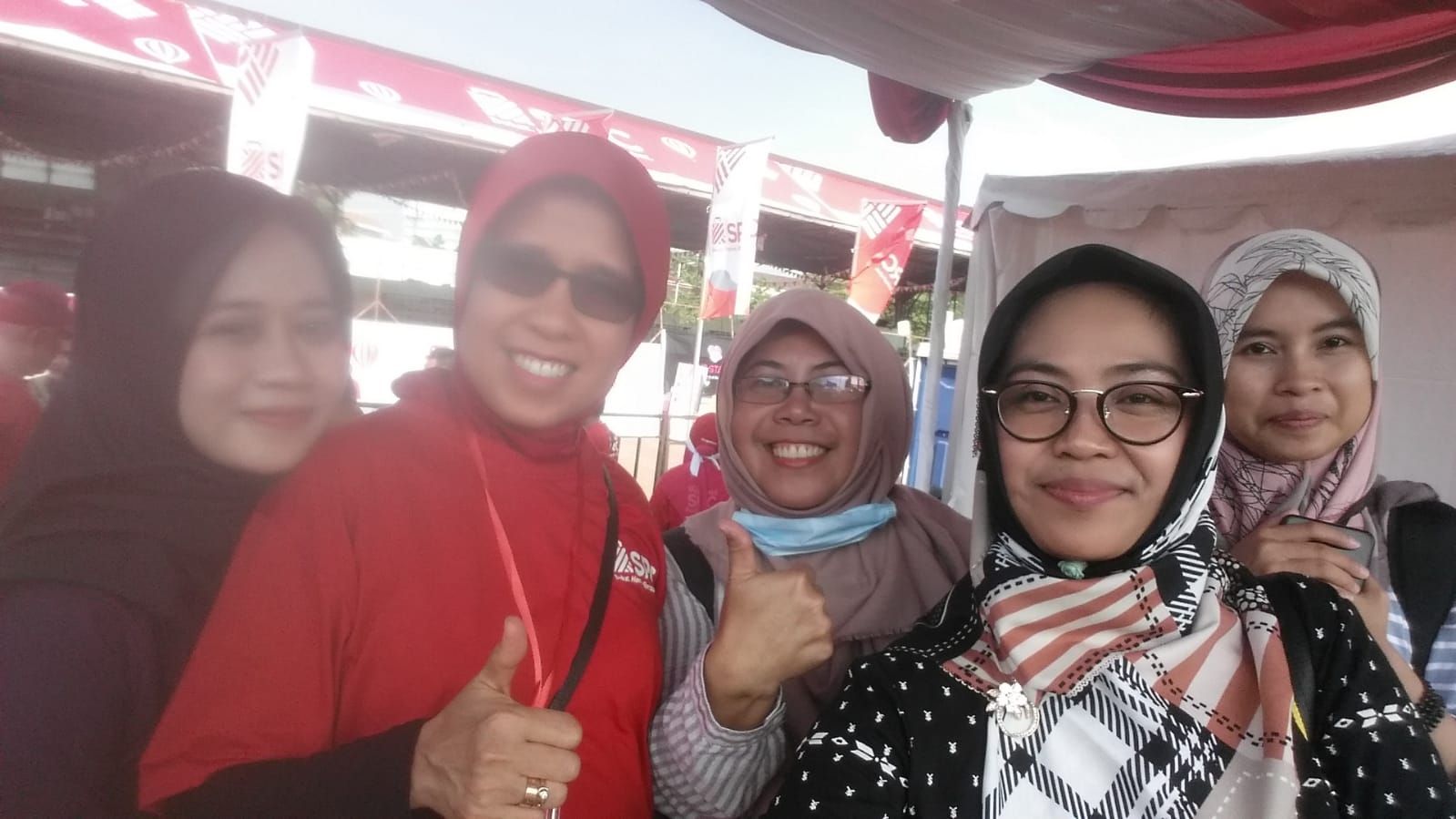 Ibu Emma Rachmawati bersama Kompasianer seusai wawancara. (Dokpri).
