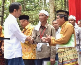 Pak Tanding saat menerima SK Perhutanan Sosial dari Presiden Jokowi pada 16 Desember 2018 (Doc. Johan/Hutan Harapan)