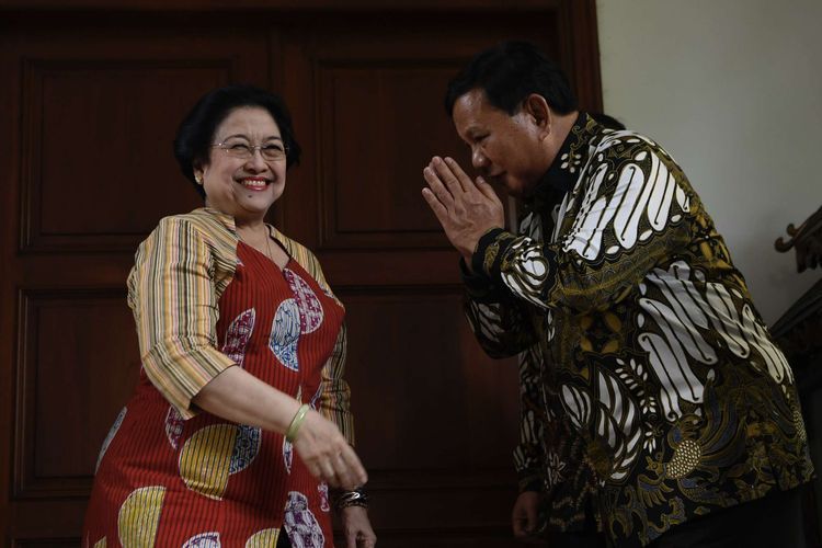 Megawati tertawa saat Prabowo menjura. Foto: KOMPAS.com/Antara