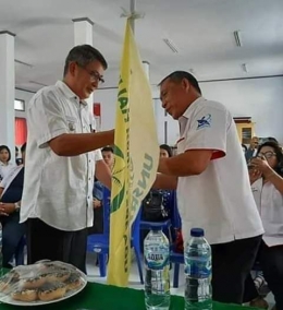 Penarikan mahasiswa KKT 122 Unsrat ditandai penyerahan bendera dari Camat Mandolang kepada Kapus P3KKT Dr Ir Rignolda Djamaludin MSc di kantor kecamatan, rabu 4-12-2019(sumber:rignoldadjamaludin)