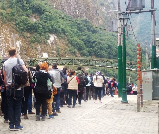 Panjangnya antrian menunggu bis ke gerbang Machu Picchu/Sumber: Dokpri