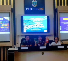 Dr Ria Novida Telaumbanua M.Kes (tengah) Selaku Kepala Dinas Kubudayaan dan Pariwisata Provinsi Sumatera Utara Saat Konferensi Pers Kepada Awak Media | dokpri