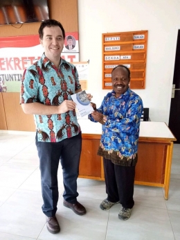 Kosman Kogoya, salah satu guru asli Papua yang telah berhasil menulis buku dalam tiga bahasa. 