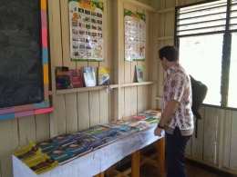 Salah satu pojok baca di sudut ruang sekolah SMA Negeri 1 Indawa di Lanny Jaya untuk menggiatkan literasi. 