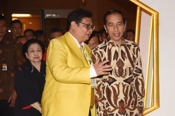 Airlangga Hartarto bersama Presiden Jokowi dan Megawati Soekarnoputri di Munas Partai Golkar yang digelar di Hotel Ritz Carlton, Selasa (3/12/2019) | dok. Kompas