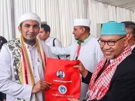 Menyerahkan cindera mata pada Ustad Sobri Lubis di Reuni 212. | dokpri