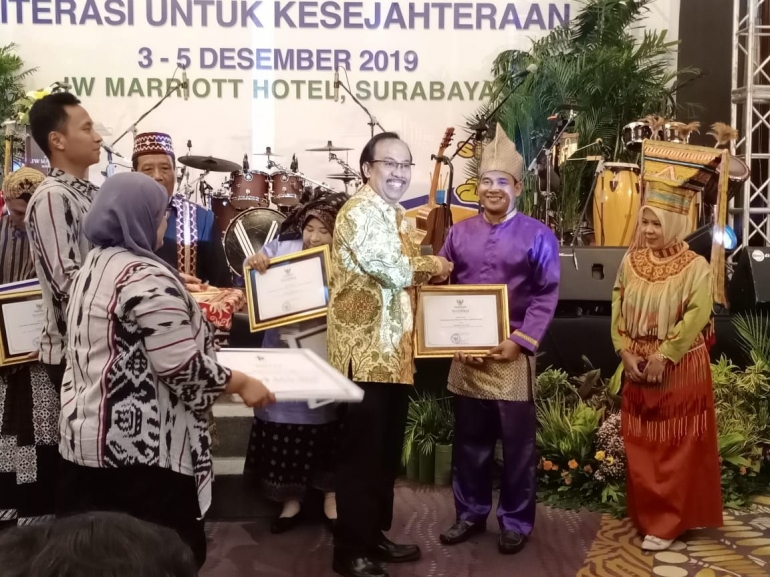 Penyerahan penghargaan untuk Perpustakaan desa Berlian Pemali yang berlangsung di Surabaya, Jawa Timur, Rabu (4/11) (Dokpri)