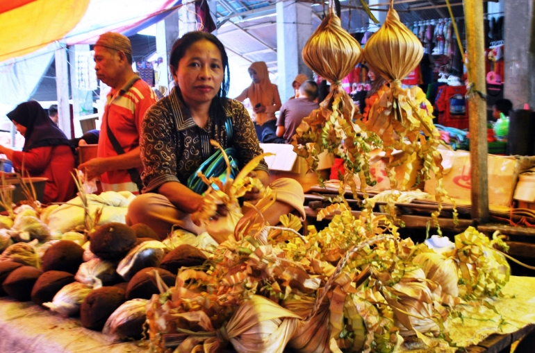 Gula merah dalam kemasan daun woka di Pasar Marisa (Dokpri)