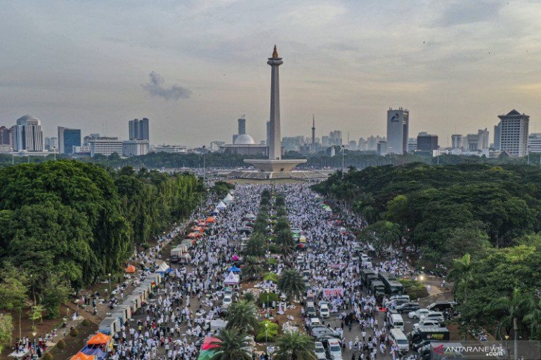 reuni 212Suasana aksi reuni 212 di kawasan Monas, Jakarta, Senin (2/12/2019) (sumber foto:  ANTARA FOTO/Aruna)