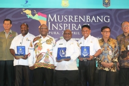 Sekda Lanny Jaya, Bapak Christian Sohilait (ketiga dari kanan) ketika menerima penghargaan dari Gubernur Papua 