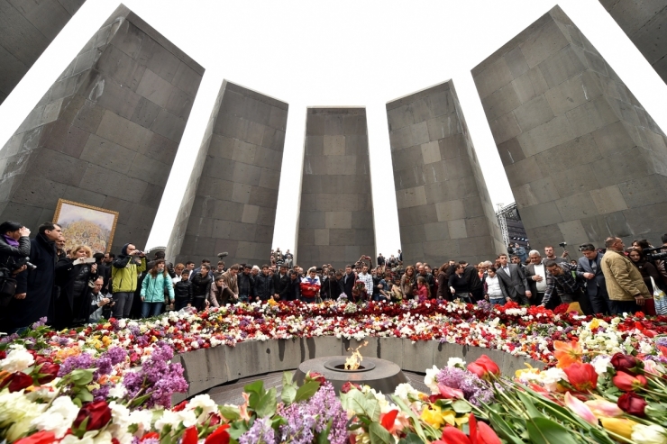 ILUSTRASI PERINGATAN GENOSIDA ARMENIA | People lay flowers at the Tsitsernakaberd Memorial, on April 24, 2015, in Yerevan, as part of the Armenian genocide centenary commemoration (m.slaq.am)