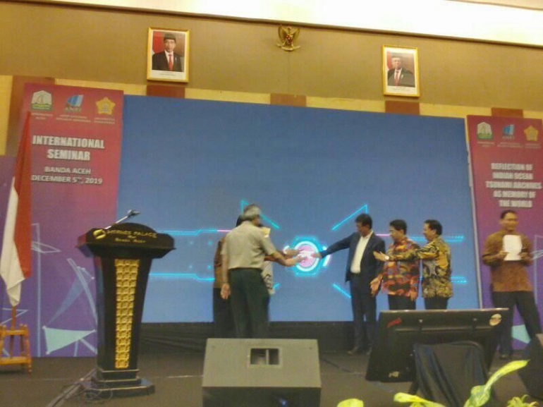 Penekanan Tombol Mulainya Seminar Internasional Arsip Nasional Tsunami Aceh | dokpri