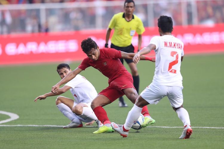 Osvaldo Haay, penyerang Timnas U23 Indonesia dijepit dua pemain Myanmar. Sumber gambar : kompas.com