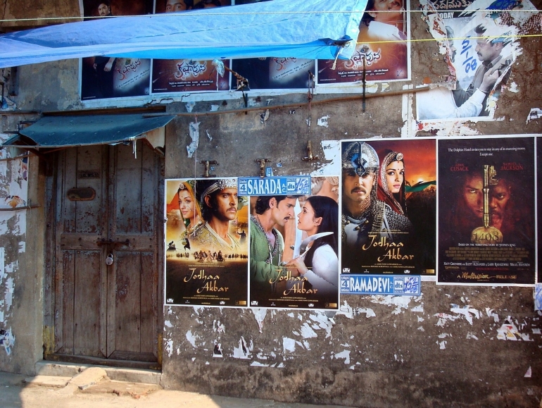 ilustrasi: Poster film-film Bollywood. (sumber: pixabay.com/judam)